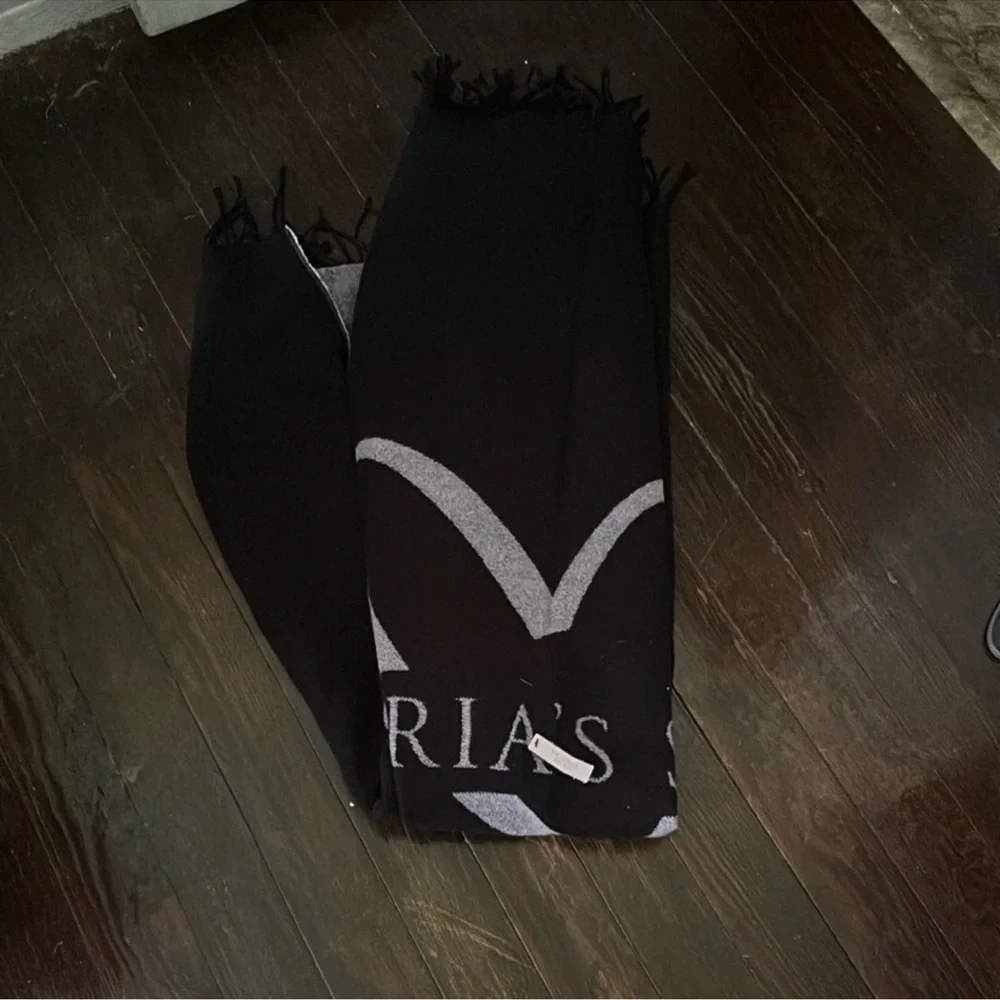 NWT Victoria’s Secret Black Pink Heart Limited Edition Blanket Throw